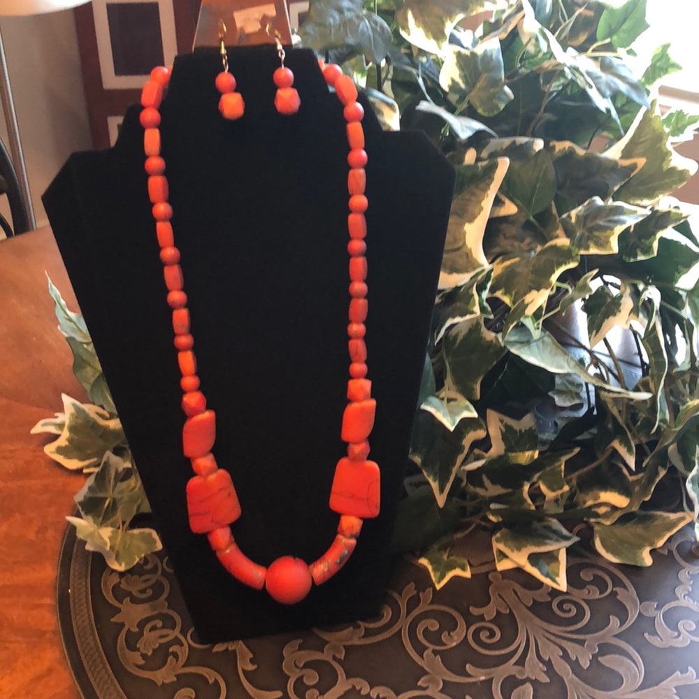 NWT: Beautiful women’s hand painted necklace